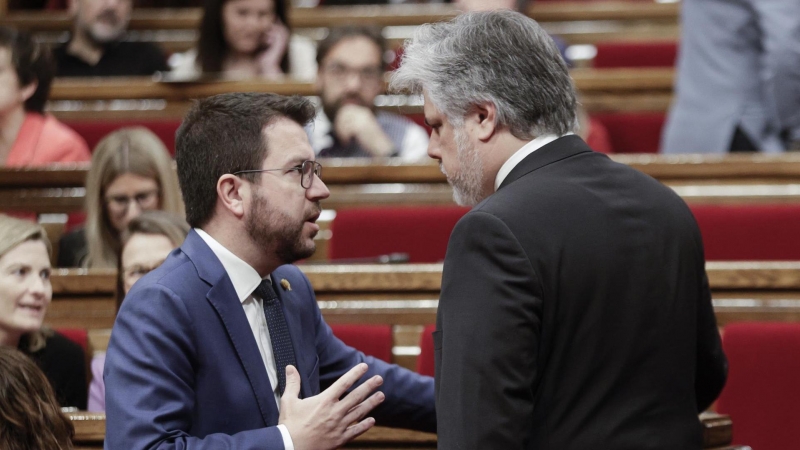 27/04/2022-El presidente de la Generalitat, Pere Aragonès, con el portavoz de JxCat, Albert Batet, durante el pleno del Parlament en el que se ha ratificado el acuerdo de presentar una denuncia por el 'caso Pegasus', este miércoles 27 de abril