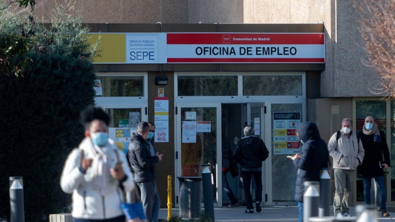 Varias personas en las inmediaciones de la Oficina de Empleo de Moratalaz, a 27 de enero de 2022, en Moratalaz, Madrid (España).