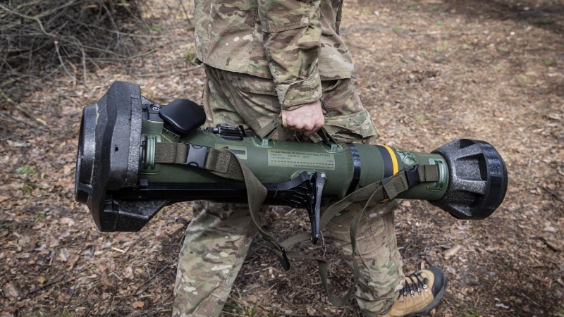 Un soldado ucraniano sostiene un MBT-NLAW (arma ligera antitanque) proporcionada por el Reino Unido al ejército de Ucrania. E.P./Alex Chan Tsz Yuk / Zuma Press