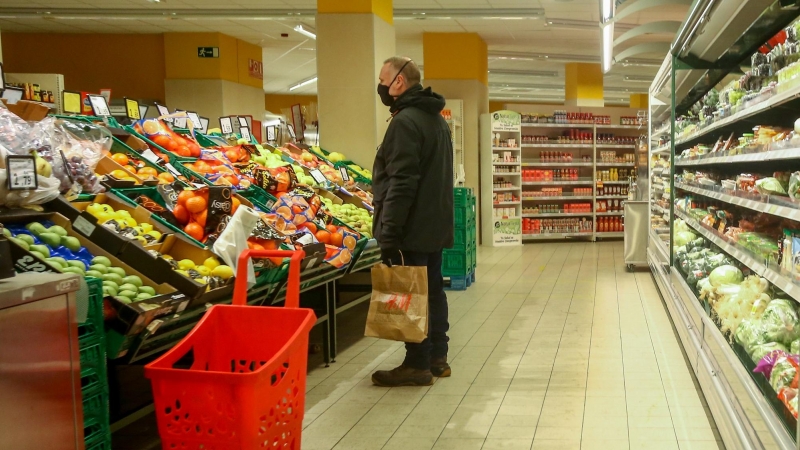 29/4/22-Un hombre en la sección de frutería de un supermercado de Madrid, a 12 de enero de 2022.