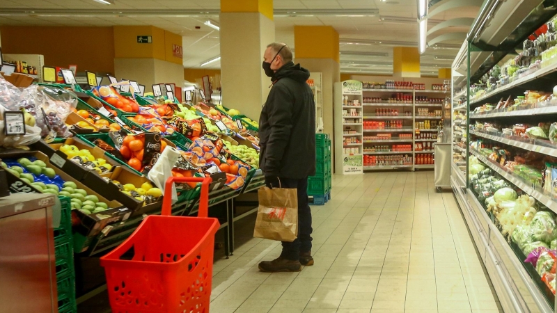 29/4/22-Un hombre en la sección de frutería de un supermercado de Madrid, a 12 de enero de 2022.