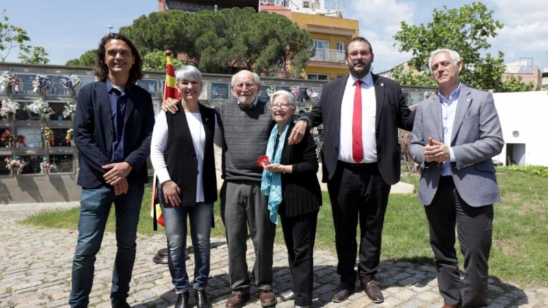 29/04/2022 - La consellera de Justícia, Lourdes Ciuró, amb Dan Bessie i amb Sebastiaan Faber, president del consell de l'entitat Abraham Lincoln Brigade Archive, al cementiri dels Caputxins de Mataró.