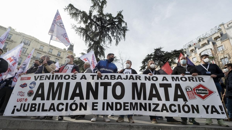 23/02/2022Varias personas con una pancarta en la que se lee: 'Amianto mata', participan en una concentración de los sindicatos del comité de empresa de Metro de Madrid, frente al Congreso de los Diputados