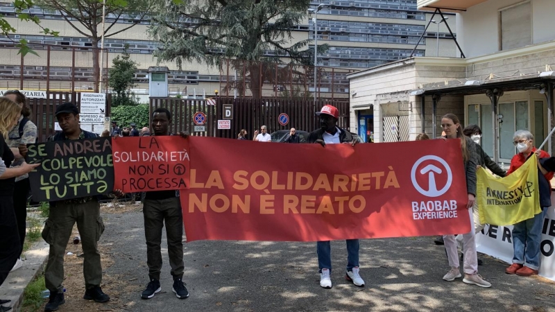 (3/5/2022) Miembros de la ONG se han manifestado este martes frente a los tribunales de Roma.