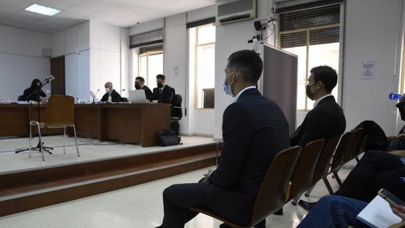 Santi Mina, a la izquierda, junto al también futbolista David Goldar durante el juicio en la Audiencia Provincial de Almería, a 28 de marzo de 2022.