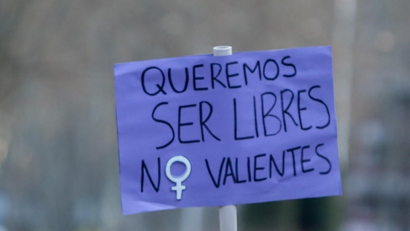 Una pancarta en una manifestación por el 8M, Día Internacional de la Mujer, desde la plaza de Atocha hasta la de Colón, a 8 de marzo de 2022, en Madrid (España).