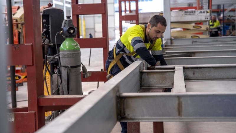 Un trabajador de una fabrica de casas prefabricadas en Toledo. EFE/Ismael Herrero