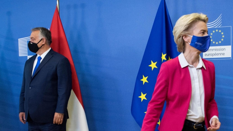 El primer ministro polaco Mateusz Morawiecki, el primer ministro húngaro Viktor Orban, la presidenta de la Comisión Europea Ursula von der Leyen y el primer ministro checo Andrej Babis se van después de tomar una foto grupal antes de la UE