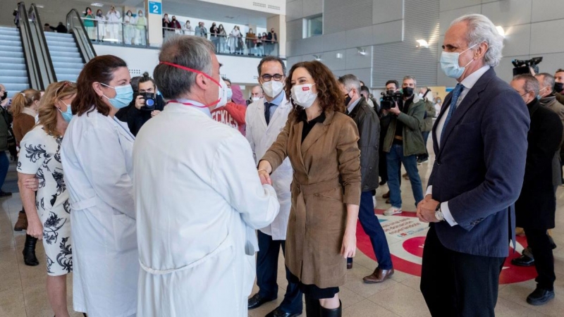 La presidenta de la Comunidad de Madrid, Isabel Díaz Ayuso, y el consejero de Sanidad de la Comunidad de Madrid, Enrique Ruiz Escudero, en el Hospital Universitario de Henares, a 18 de enero de 2022, en Coslada, Madrid.