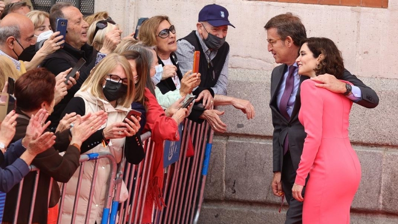 La presidenta de la Comunidad de Madrid, Isabel Díaz Ayuso, acompañada por el presidente del PP, Alberto Núñez Feijóo, saludan a los asistentes tras rendir homenaje a los héroes del Dos de Mayo en la Puerta del Sol este 2 de mayo de 2022.  E.P./Eduardo Pa