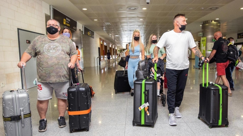 (21/7/2021) Turistas británicos salen del Aeropuerto de Menorca (Archivo).