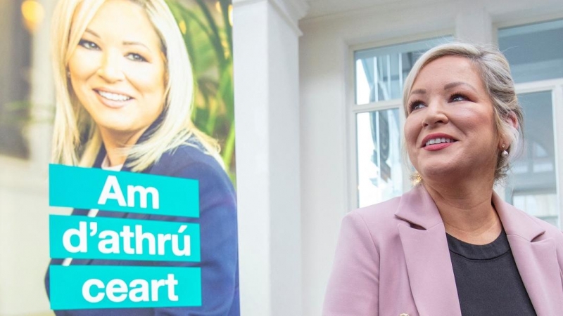 La viceprimera ministra de Irlanda del Norte y miembro del partido republicano irlandés Sinn Fein, Michelle O'Neill, posa para fotografías en el Titanic Hotel, en Belfast, el 4 de abril de 2022 mientras asiste a la presentación de los candidatos del parti