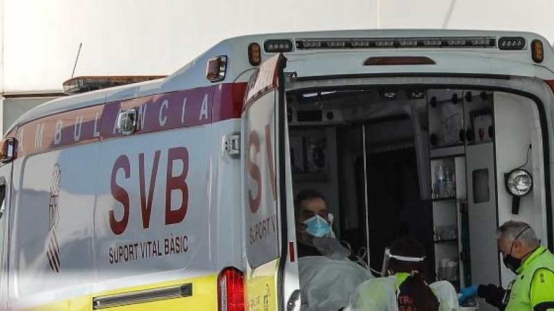 (18/1/2021) Una ambulancia en el acceso de urgencias del Hospital de La Fe, donde han sido trasladados algunos afectados. (Archivo).
