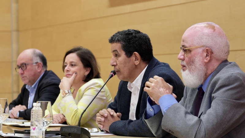 El representante del Frente Polisario en España, Abdulah Arabi (2d), interviene durante la XXVI Conferencia 'Paz y libertad para el pueblo saharaui', que se celebra en el Parlamento de La Rioja, este sábado
