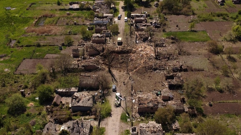 07/05/2022 Un socavón señala el lugar donde un misil aéreo cayó sobre una zona residencial en Bakhmut, en la ucraniana región de Donetsk