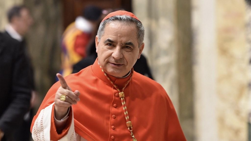 Giovanni Angelo Becciu de Italia asiste a la visita de cortesía de familiares luego de un consistorio para la creación de nuevos cardenales el 28 de junio de 2018 en el Palacio Apostólico en la Basílica de San Pedro en el Vaticano.
