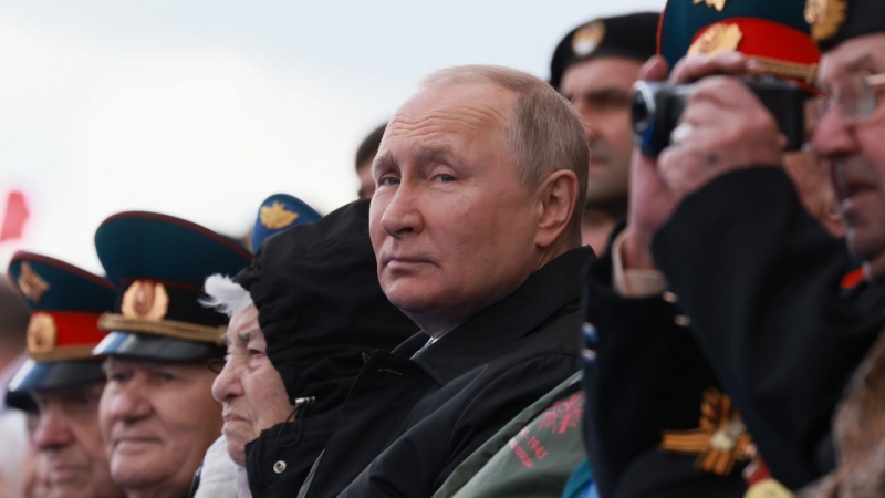 Vladimir Putin, asiste al desfile militar del Día de la Victoria en la Plaza Roja de Moscú, Rusia, el 9 de mayo de 2022. El desfile militar del Día de la Victoria se lleva a cabo anualmente para conmemorar la victoria del Unión Soviética sobre la Alemania