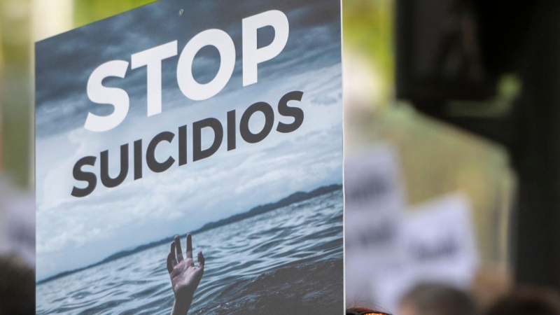 (11/9/2021) Una mujer sostiene una pancarta donde se lee 'Stop Suicidios', durante una manifestación por un Plan Nacional de Prevención del Suicidio en septiembre de 2021. (Archivo).