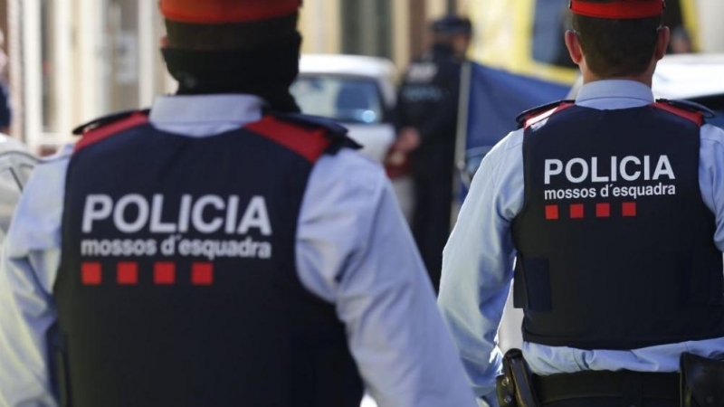 Imagen de dos mossos d'esquadra.