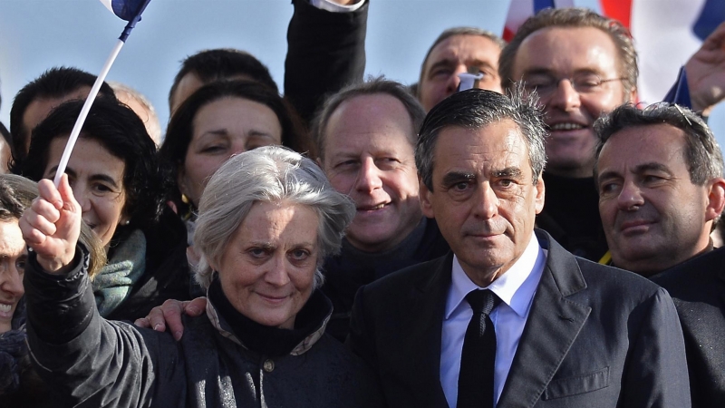 05/03/2017-El candidato del partido 'Les Republicains' a las elecciones presidenciales francesas de 2017, Francois Fillon, con su esposa Penelope, en la Place du Trocadero en París, Francia, el 05 de marzo de 2017