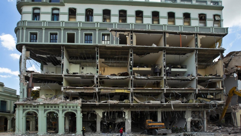 09/05/2022-Vista general de las labores de rescate en el destruido hotel Saratoga, que continúan este lunes 9 de mayo, en La Habana (Cuba)