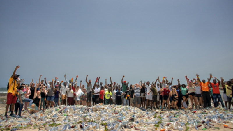 9/5/22 Participantes en el proyecto de Plastic Punch en una playa ghanesa