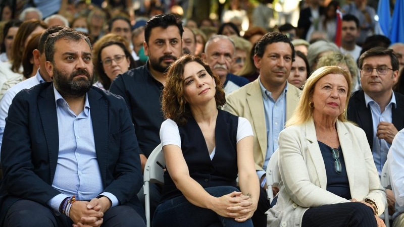 La presidenta de la Comunidad de Madrid, Isabel Díaz Ayuso (c), en un acto en el distrito de Salamanca, en el parque Eva Duarte, a 6 de mayo de 2022, en Madrid (España)