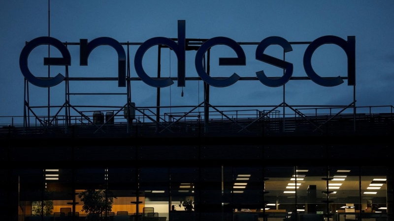 El logo de endesa en lo alto de su sede en Madrid, en el atardecer. REUTERS/Susana Vera