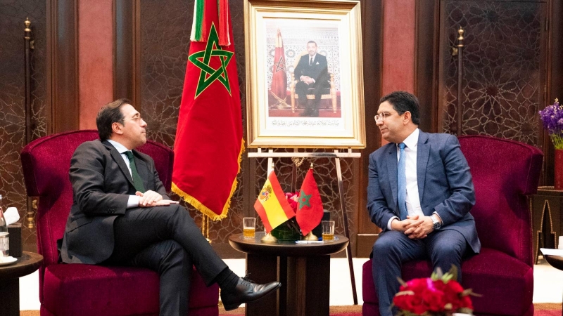 El ministro de Exteriores español, José Manuel Albares, en reunión con su homólogo marroquí, Naser Burita.