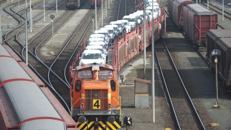 Un tren de mercancías transporta coches en Alemania.