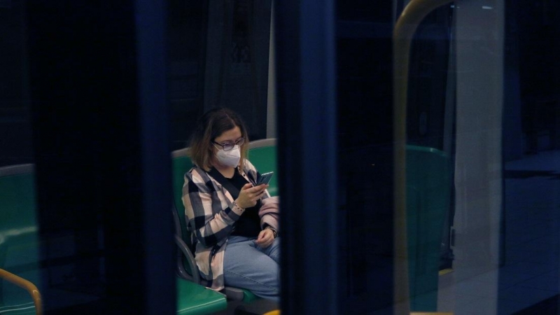 ARCHIVO. Una pasajera con mascarillas en el metro de Málaga.