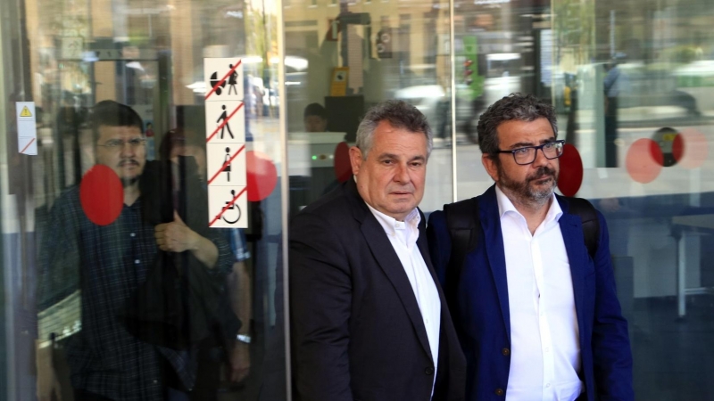 L'exsecretari de relacions internacionals de Convergència Víctor Terradellas (esquerra) amb el seu advocat, Francesc Sànchez, sortint de la Ciutat de la Justícia després de declarar per suposades subvencions irregulars de la Diputació de Barcelona.