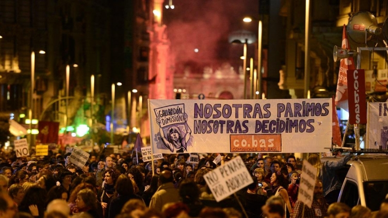 Una pancarta dice 'Damos a luz, nosotros decidimos' durante una manifestación contra el controvertido intento del gobierno español de frenar el derecho al aborto en el centro de Madrid para conmemorar el Día Internacional de la Mujer el 8 de marzo de 2014