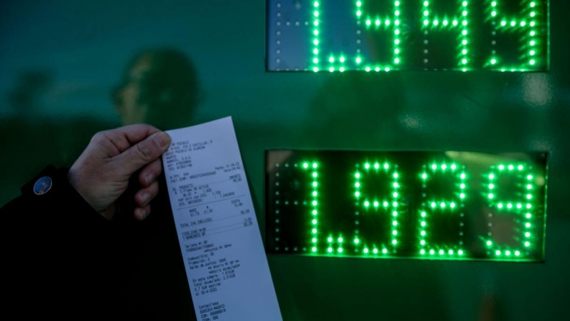 Una persona muestra el ticket del precio de su gasolina el día en que entraba en vigor la bonificación, a 1 de abril de 2022, en Pozuelo de Alarcón, Madrid.