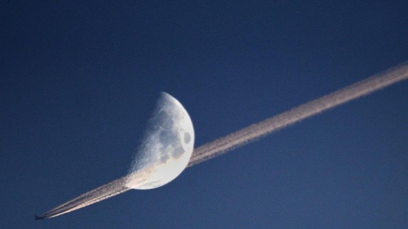 12/05/2022. Vista del cielo desde la República Checa. Un avión cruza delante de la Luna, a 10 de marzo de 2022.