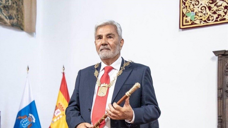 12/05/2022. José Miguel Rodríguez Fraga, con la vara de mando, el día de su toma de posesión como alcalde de Adeje (Santa Cruz de Tenerife).