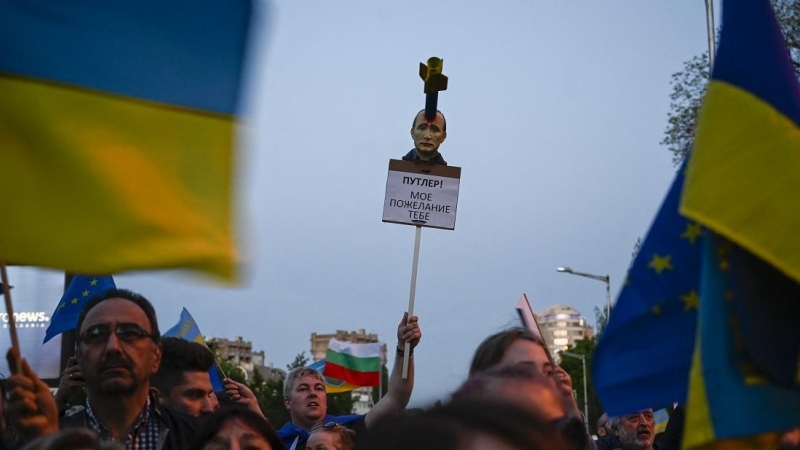 Un manifestante sostiene un títere con la cara del presidente ruso Vladimir Putin durante una protesta contra la invasión rusa de Ucrania frente a la embajada rusa en Sofía el 9 de mayo de 2022.