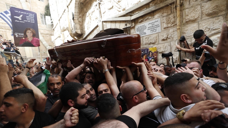 El ataúd de la periodista palestina asesinada Shireen Abu Akleh durante una procesión antes de su funeral en la Ciudad Vieja de Jerusalén, el 13 de mayo de 2022.