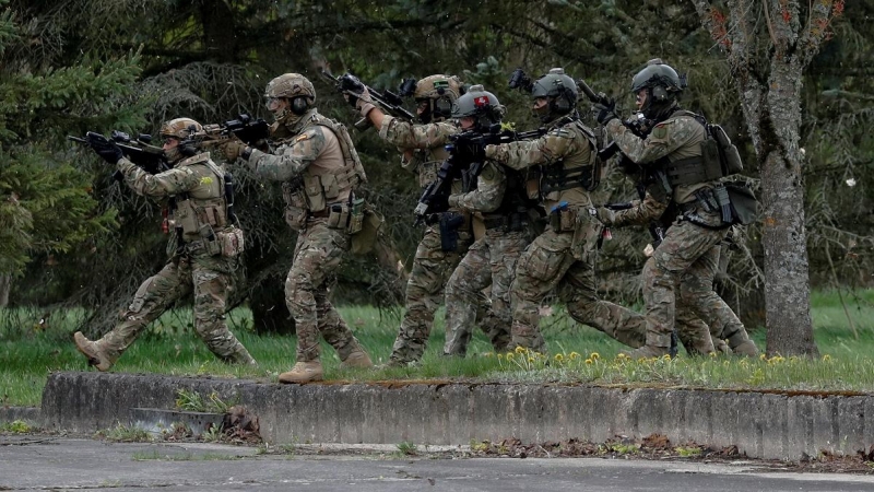 Los soldados participan en el entrenamiento 'Flaming Sword' llevado a cabo por las tropas aliadas de la OTAN, durante una gira mediática de las operaciones especiales en Klaipeda, Lituania, el 11 de mayo de 2022.