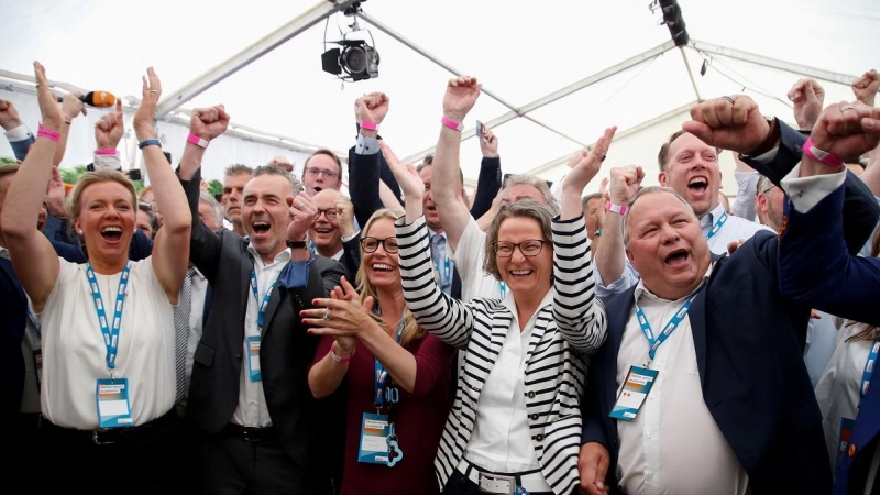 La ministra estatal de Fomento, Ina Scharrenbach, y los partidarios del primer ministro de Renania del Norte-Westfalia y principal candidato de la CDU, Hendrik Wuest