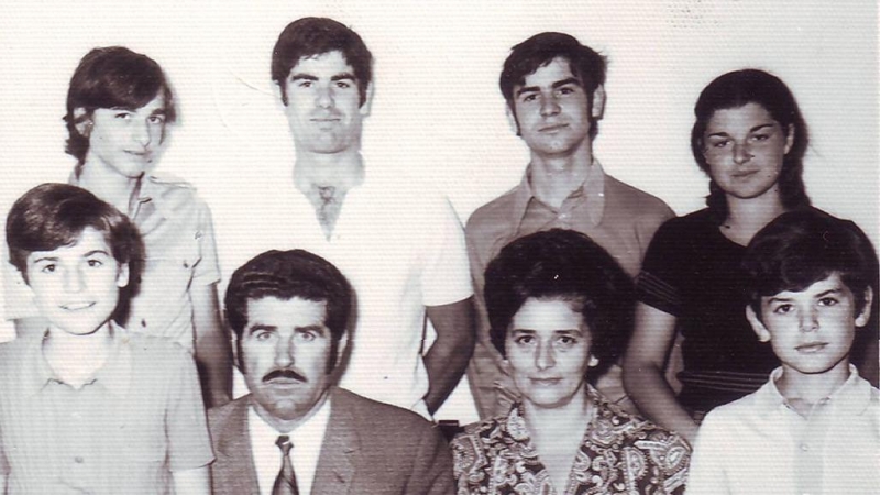 16/5/22 Los miembros de la familia Loureiro, cuando acudieron a la cárcel para sacarse la foto para el carné de familia numerosa. El padre se puso corbata para ese momento.