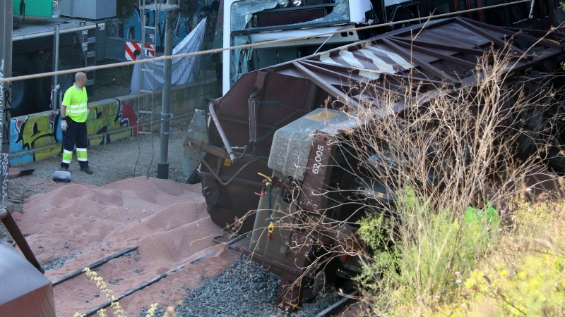 Las cabinas de los trenes accidentados en Sant Boi, con el grueso del tren de mercancías ya retirado, a 17 de mayo de 2022.