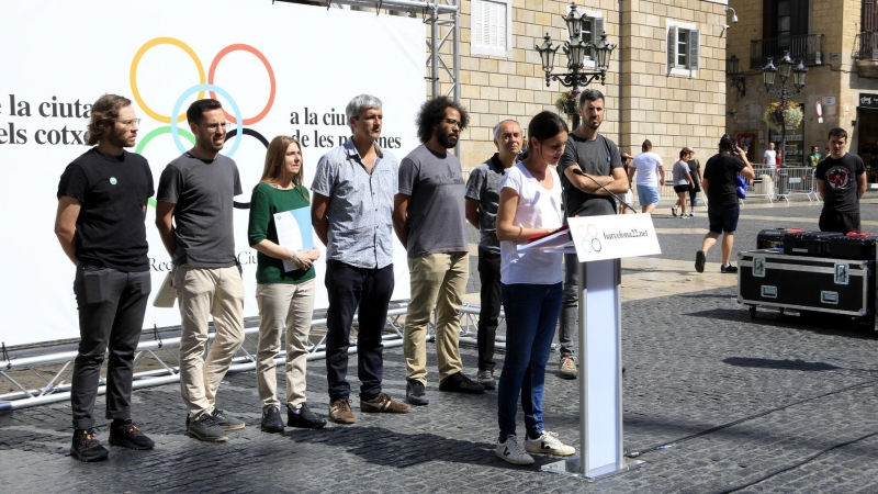 Representants d'entitats ecologistes presenten a la plaça de Sant Jaume la campanya Barcelona'22, que proposa un peatge urbà per transformar la mobilitat.