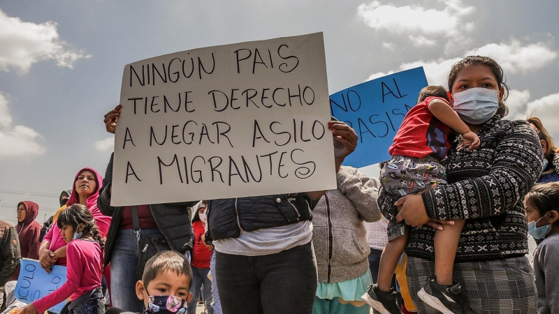 Un grupo de mexicanos desplazados provenientes del estado de Michoacán, protestan en las inmediaciones del consulado de Estados Unidos, el 8 de mayo de 2022, en la ciudad de Tijuana, Baja California