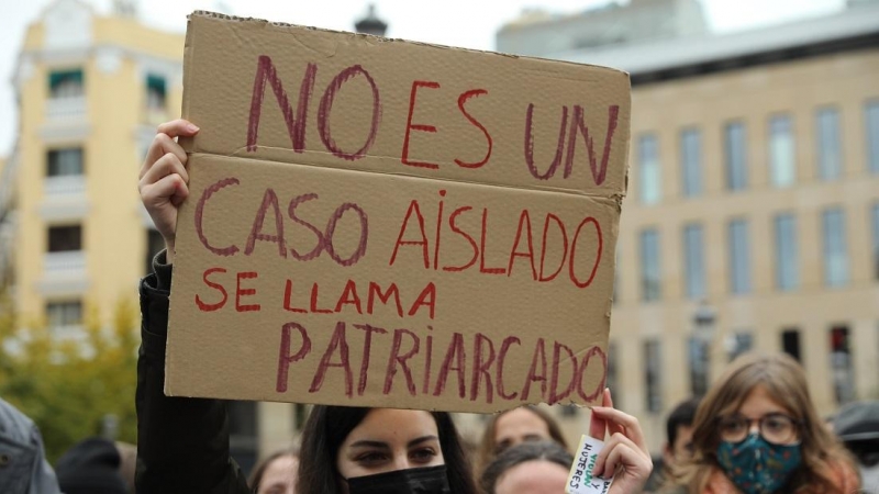 Una mujer sostiene una pancarta donde se lee la frase 'No es un caso aislado, se llama patriarcado', en una manifestación contra la sumisión química, a 20 de noviembre de 2021, en Madrid.