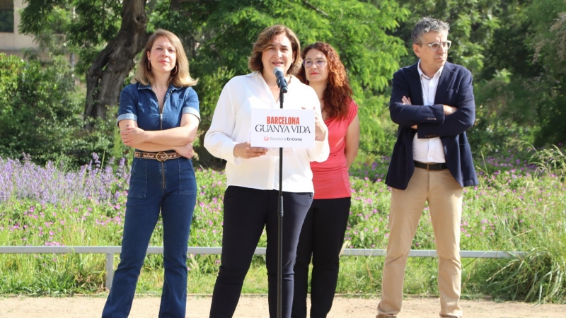 19/05/2022 - Ada Colau amb els tinents d'alcaldia Janet Sanz, Jordi Martí i Laura Pérez, en la compareixença per anunciar que optarà a un tercer mandat.