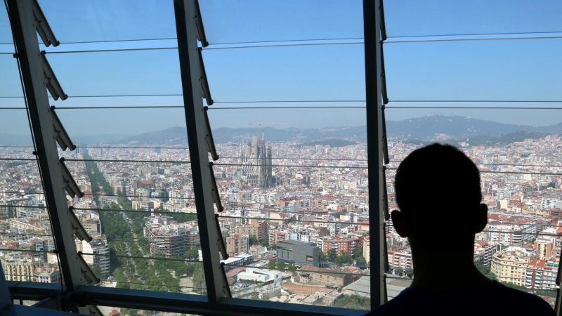 Un visitant contempla les vistes de la ciutat (Sagrada Família i avinguda Diagonal a l'esquerra), des del mirador de la torre Glòries.
