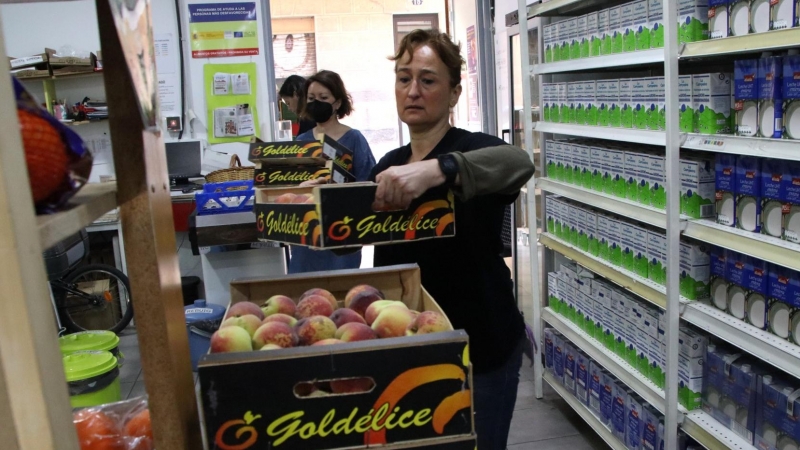 11/05/2022 - Voluntàries col·loquen aliments al rebost solidari de Gràcia.