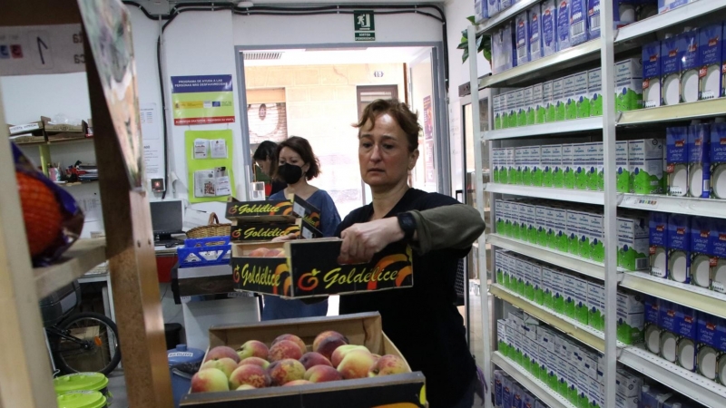 11/05/2022 - Voluntàries col·loquen aliments al rebost solidari de Gràcia.