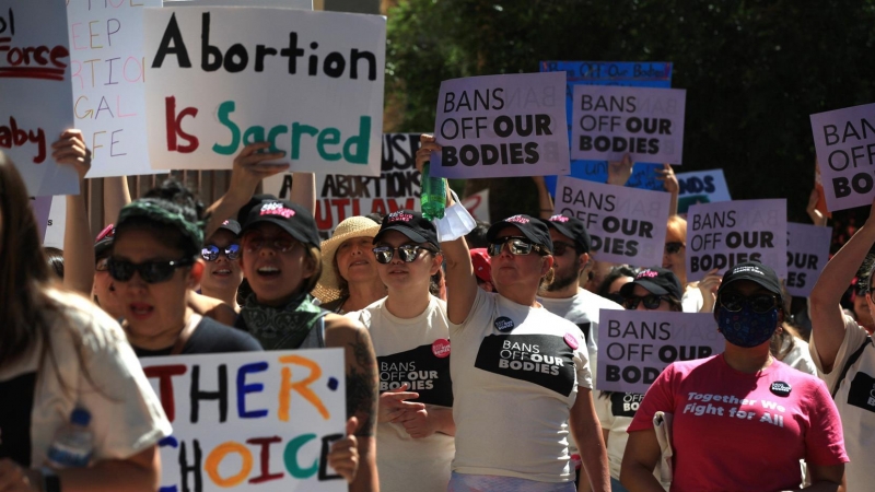14/05/2022-Personas marchan durante una manifestación en defensa del aborto libre el 14 de mayo en la ciudad de El Paso, Texas (Estados Unidos)